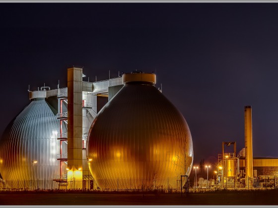 Biogas Anlage bei Nacht - HDR